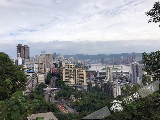 往两路口方向放眼望去,天空还是厚实的云朵。 记者 荚天宇 摄
