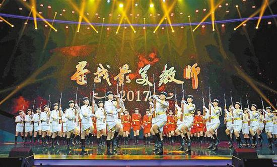 英姿飒爽的西南大学女子国旗班。(央视供图)