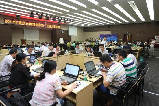 参赛选手正在进行激烈的比赛
