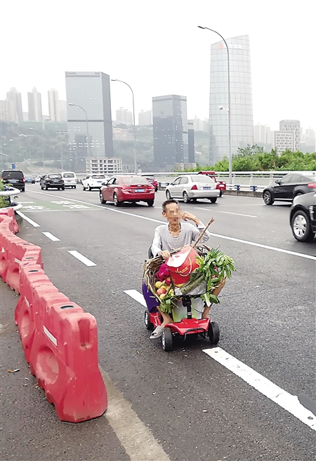 开“卡通车”上路的老人 江北警方供图