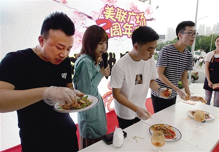 参赛选手活吃章鱼