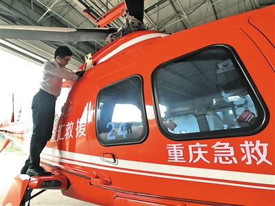 金汇通航飞行部副驾驶孙然,正在检查飞机。本报记者 甘侠义 摄