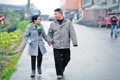 王东与妻子。