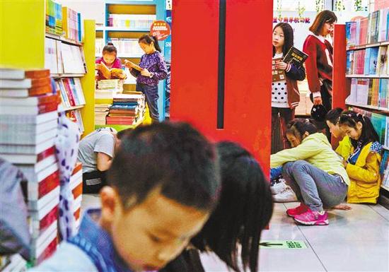 10月5日,渝中区新华书城,孩子们在书店内看书