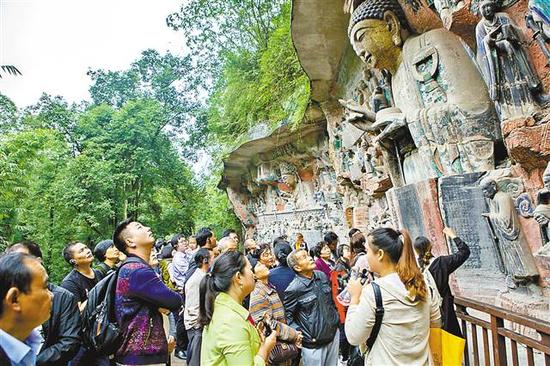 10月7日,大足石刻宝顶山大佛湾景区游人如织