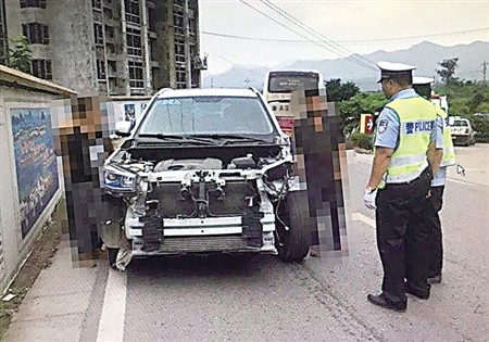 骷髅车上路冒白烟 一查车龄竟有20年_重庆汽