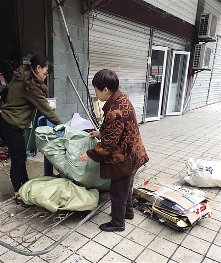 市民在卖快递包裹废纸箱