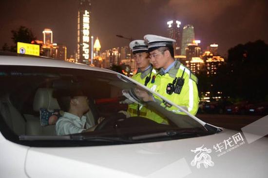 江北交巡警在设卡夜查。江北交巡警供图 华龙网发