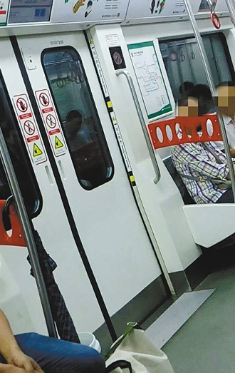 一名男乘客每次都要用背包占座