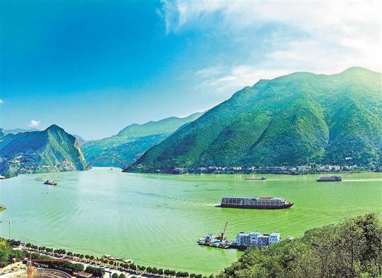 10月21日,一艘艘船只航行在三峡库区巫山县境内。当日,三峡水库水位达到175米,顺利完成年度蓄水目标。通讯员 王忠虎 摄