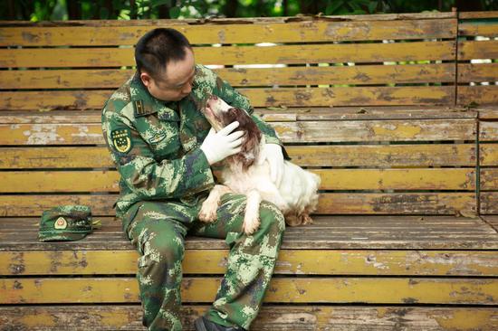 请不要叫我英雄 | 搜救犬中队队长:我最害怕有一