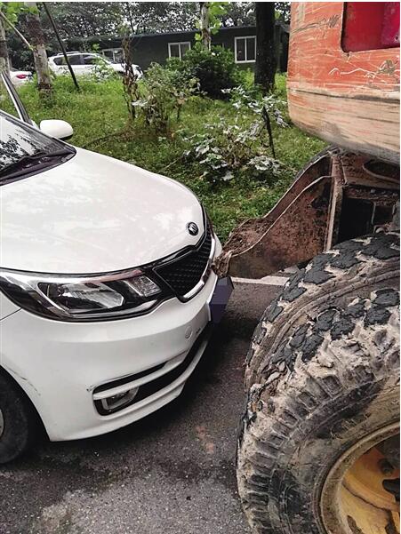 轿车撞到挖掘机尾部 江北警方供图