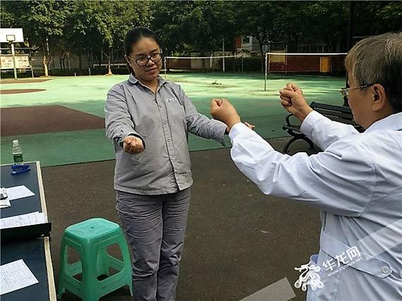 职工黎女士接受体检。沙坪坝警方供图 华龙网发