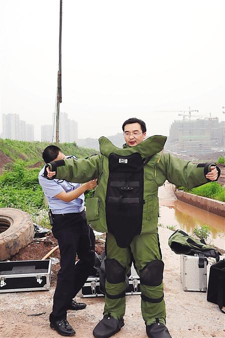 梁新宇在穿戴排爆服