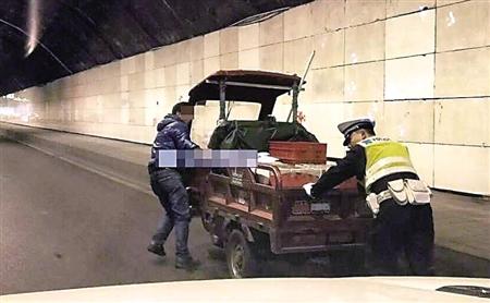 民警在帮忙推车 渝中警方供图