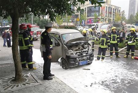 面包车自燃现场 沙区警方供图