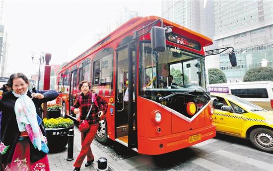 车行沿途串联洪崖洞,湖广会馆等景点的全市首条旅游专线观光巴士t480