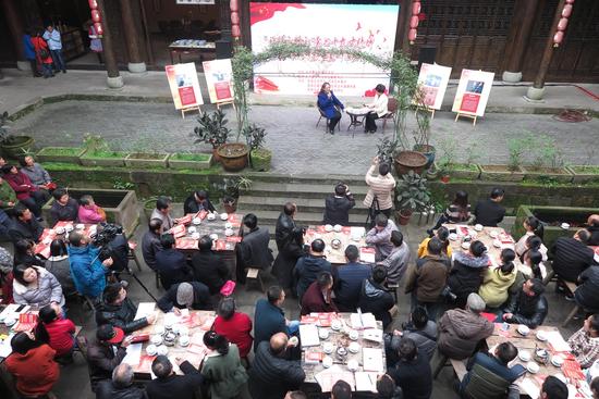 巴南区畜牧兽医站站长,2009年振兴重庆争光贡献奖,党的十七大、十八大代表—冉元智正在宣讲