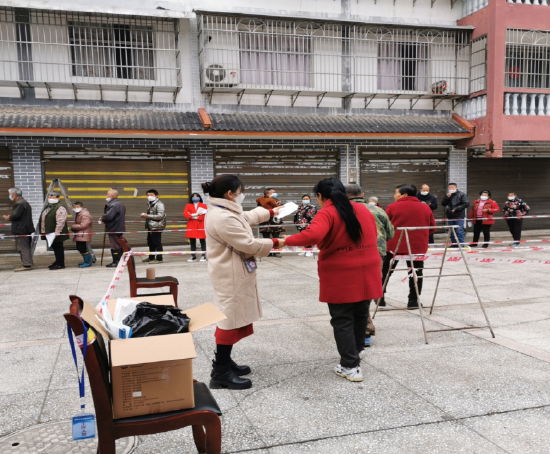 (张昊阳组织乡亲们排队测核酸)