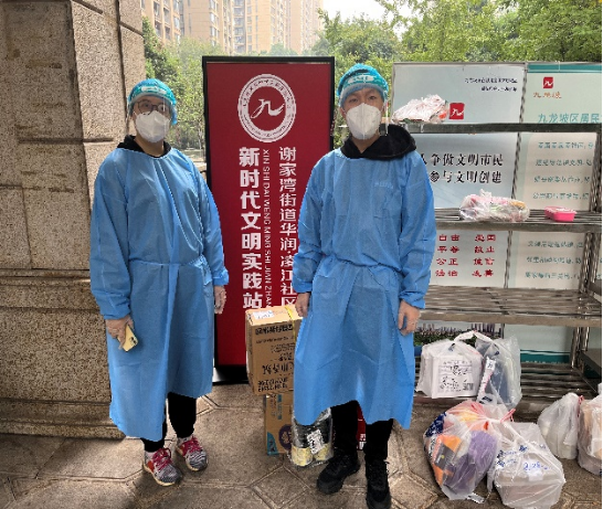 图为夫妻俩搭档负责物资转运