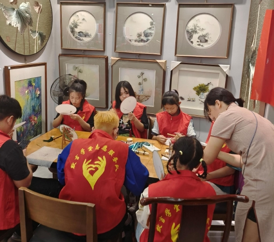 志愿者们在大师指导下创作自己的作品