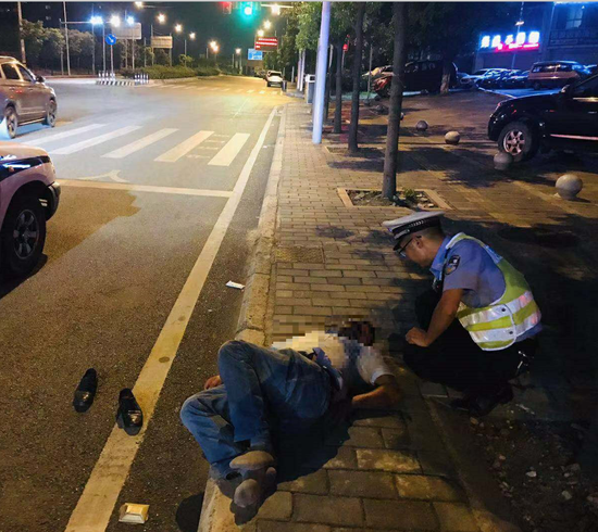保税港区大队民警热情救助一位醉酒市民。渝北区交巡警大队供图