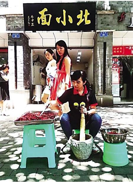 李珍颖在店门口舂辣椒 本组图片由受访者提供