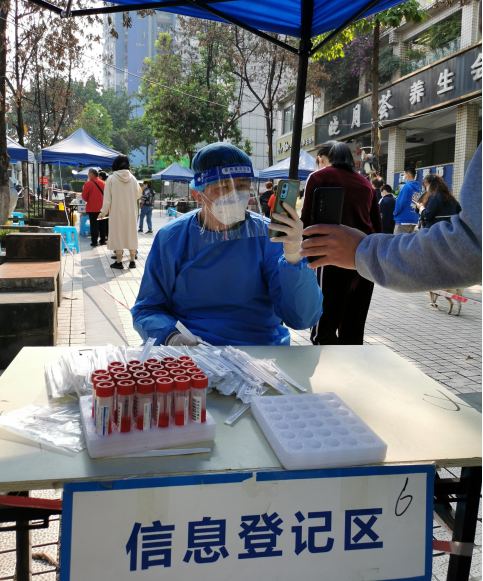 云开公司 郭羿 就地支援海棠晓月社区开展核酸信息采集工作