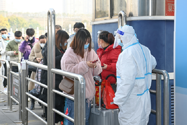重庆火车北站开启春运 站区设置临时核酸检测点