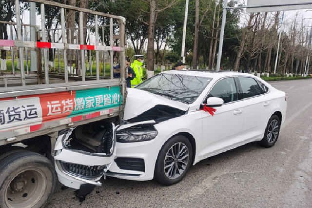 重庆：男子喜提新车上路行驶 错把油门当刹车撞前车