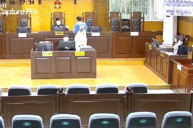 重庆：男子穿兔耳睡衣出庭“秀恩爱” 法官予以训诫