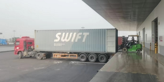 中新（重庆）多式联运示范基地内，卡车正在进行装卸。（企业供图）