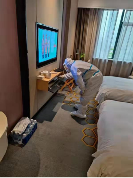 (重庆移动网络装维人员做好全面防护为隔离酒店客户进行宽带网络电视调试)