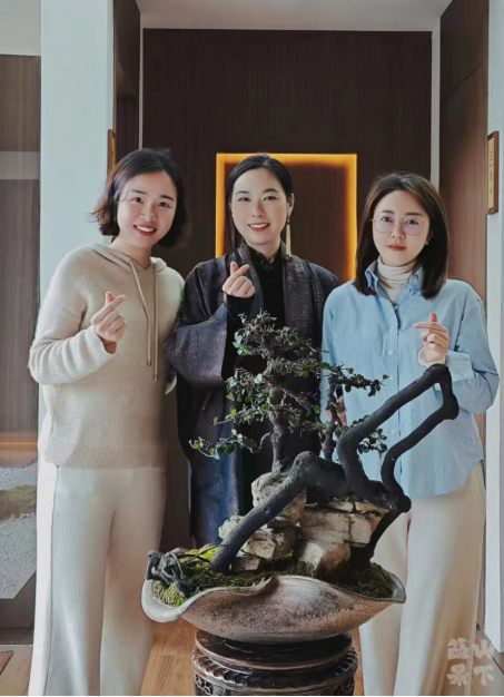 与孙筱乔一起大力推广盆景文化的方敏女士(左一)、张倩女士(右一)