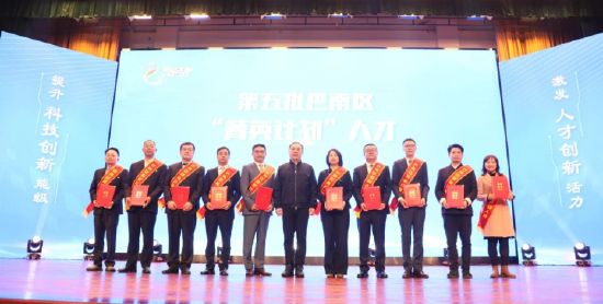 区政协主席何永革为获奖者颁奖