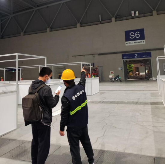 (图为重庆移动网络建设维护人员在国博中心悦来方舱医院开展网络测试)