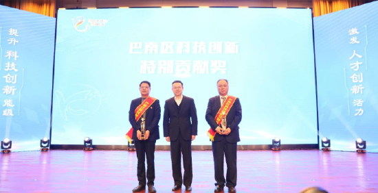 区委书记何友生为获奖者颁奖