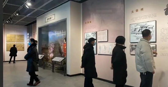 游客参观忠州展览馆