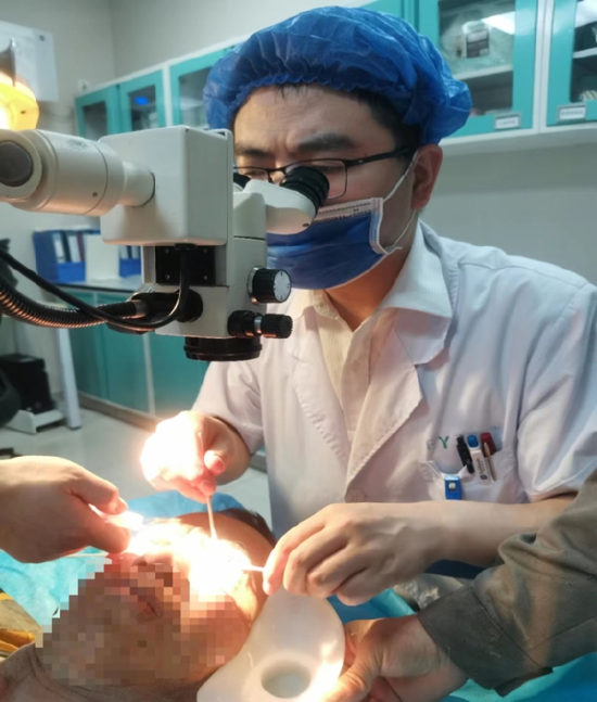 肖春林医生为患者冲洗治疗