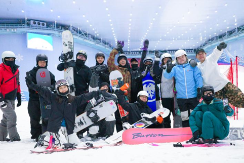 重庆人的迎新狂欢新玩法 必须是滑雪超有范