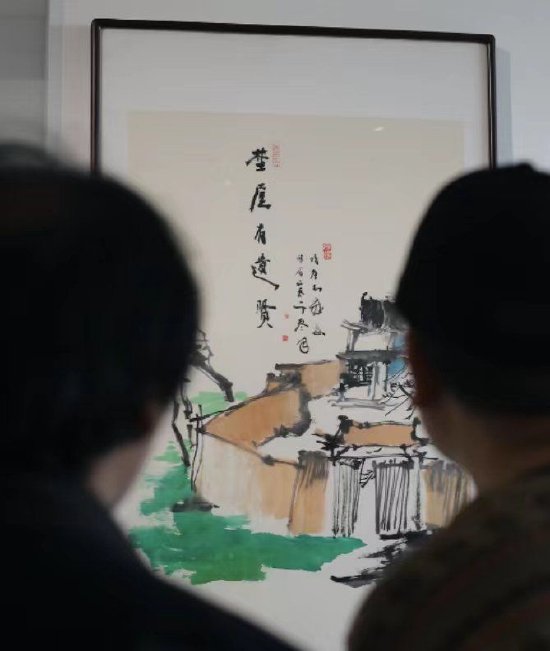 游客正在欣赏陈航《野屋有遗贤》中国画作品