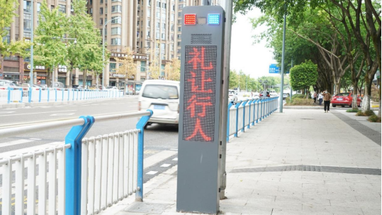 增设“礼让行人”灯牌。(街道供图)