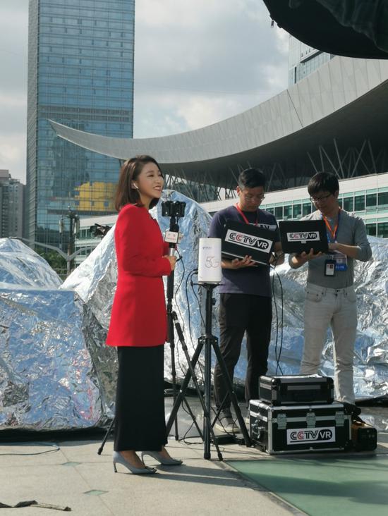 图:中国电信技术人员在深圳协助央视春晚特别节目进行5G网络VR现场连线直播(摄影:魏广宁)