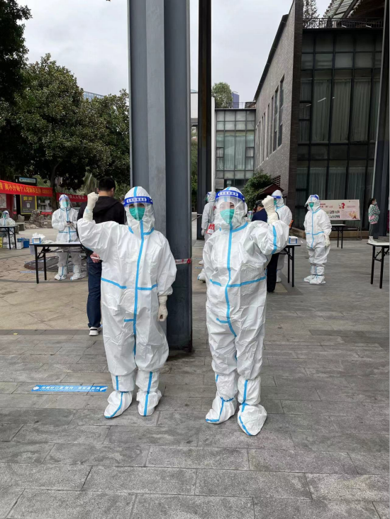 重庆医科大学志愿者践行医学生誓言,同心抗疫、共克时艰。(学校供图)