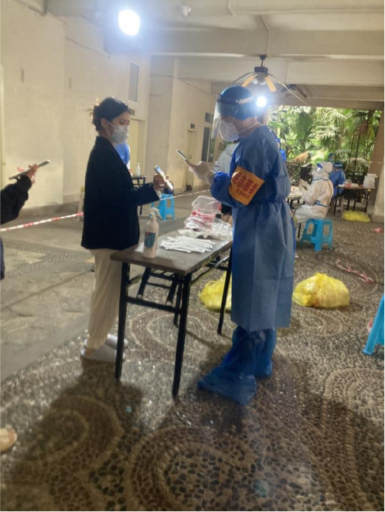 史春月在核酸检测点录入信息