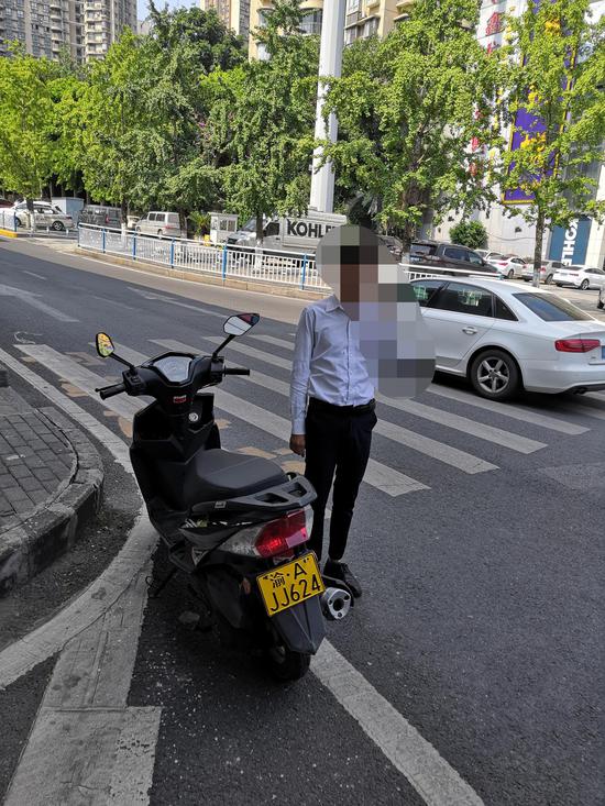 龙塔大队依法查获一起使用伪造、变造机动车号牌的违法行为。渝北区交巡警支队供图