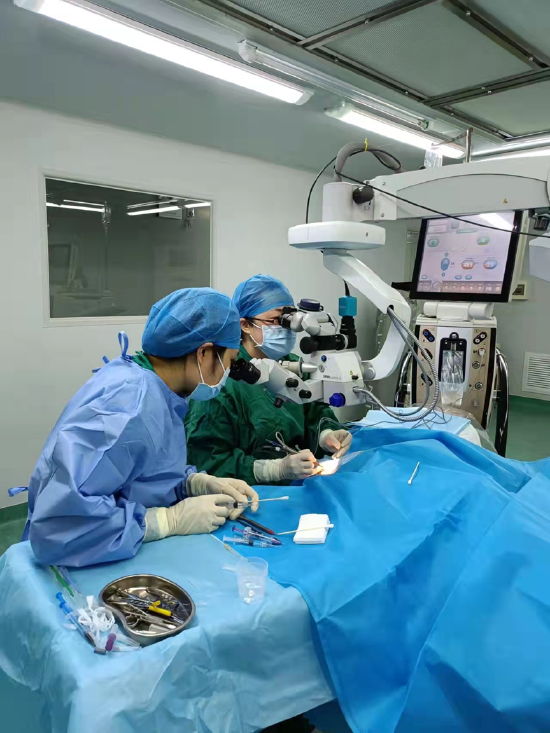 图:范主任正在进行手术