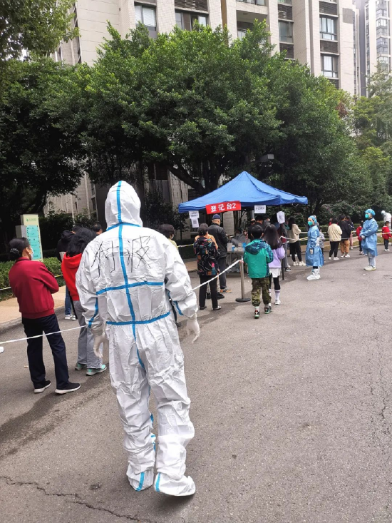 付波在核酸采样点维护现场秩序。市科技局供图
