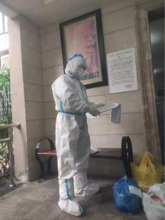 市文化旅游委传媒处赵兴举为封控楼栋居民上门配送生活物资