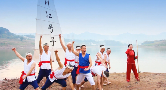 街道川江号子演出队在嘉陵江边进行展演。(紫竹苑社区供图)